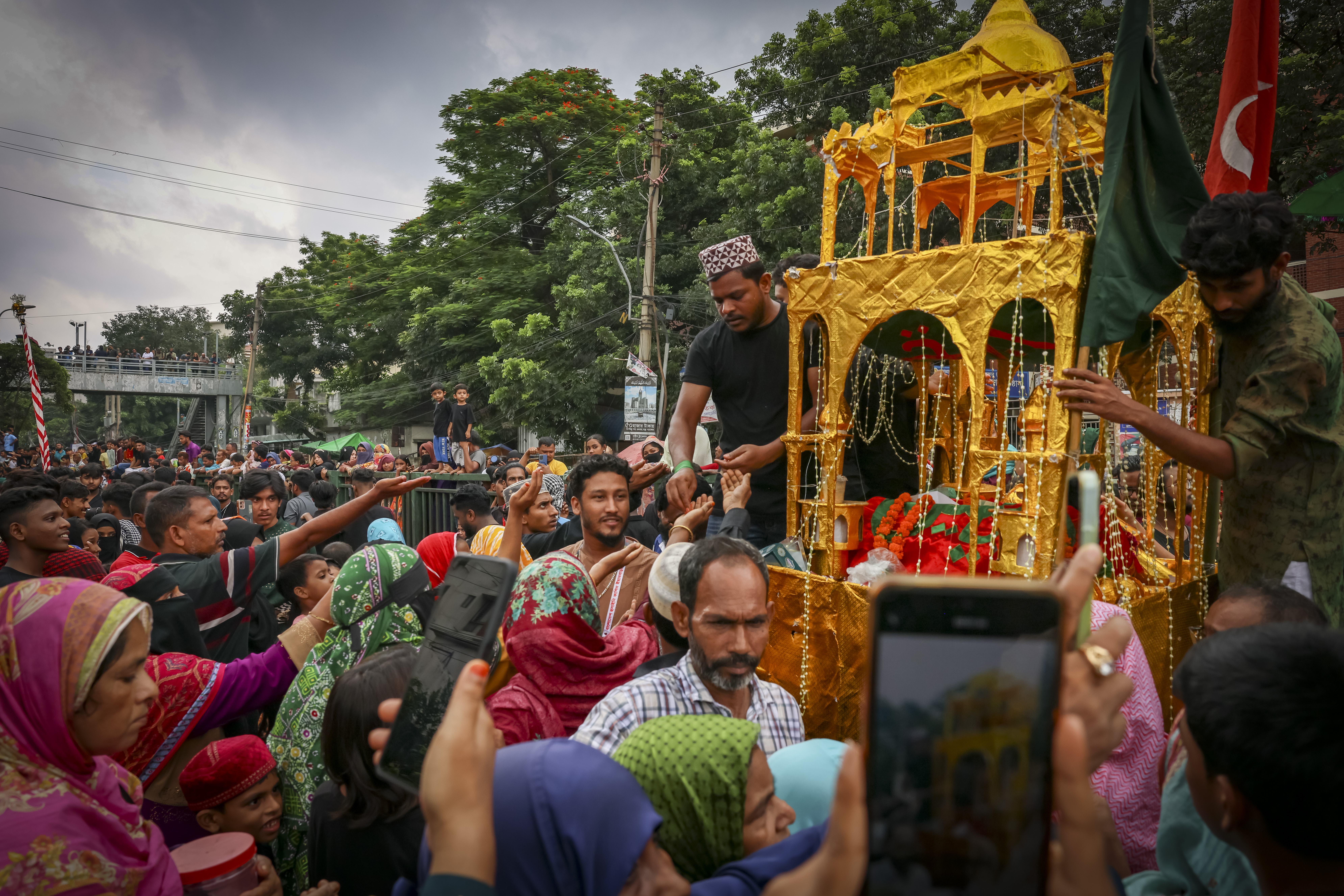 কারবালার স্মৃতিবিজড়িত আশুরায় রাজধানীতে তাজিয়া মিছিল