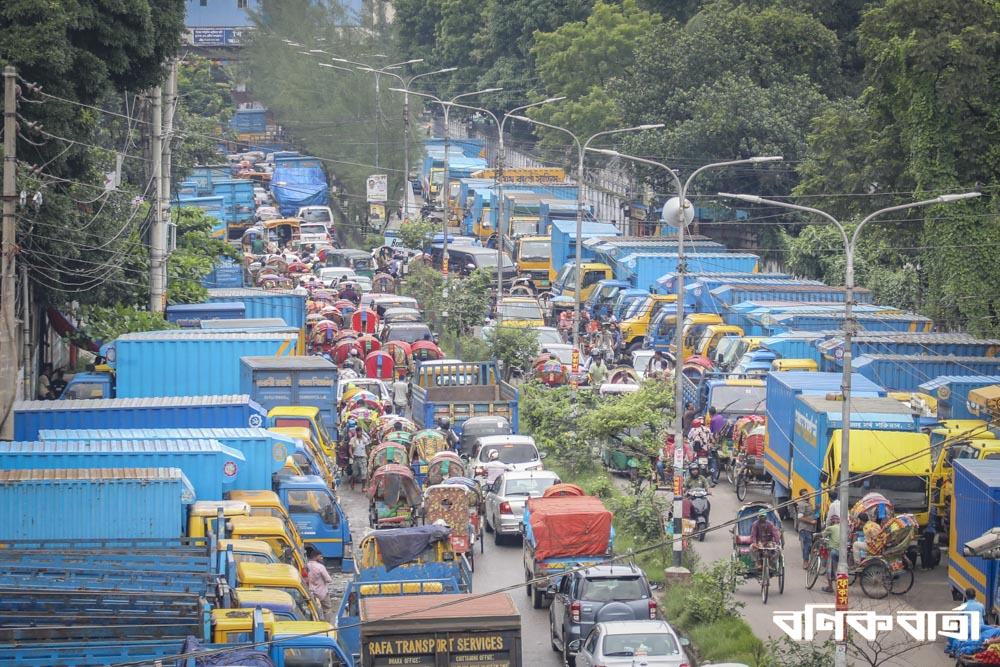 ট্রাক, পিকআপের দখলে মেয়র আনিসুল হক সড়ক