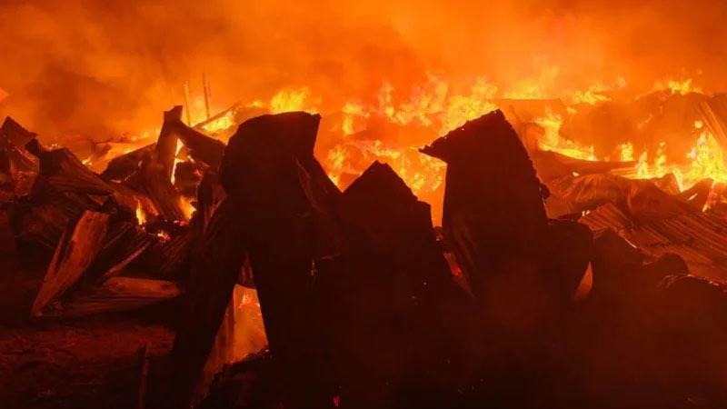 দেড় ঘণ্টা পর গাজীপুরের ঝুট গুদামের আগুন নিয়ন্ত্রণে