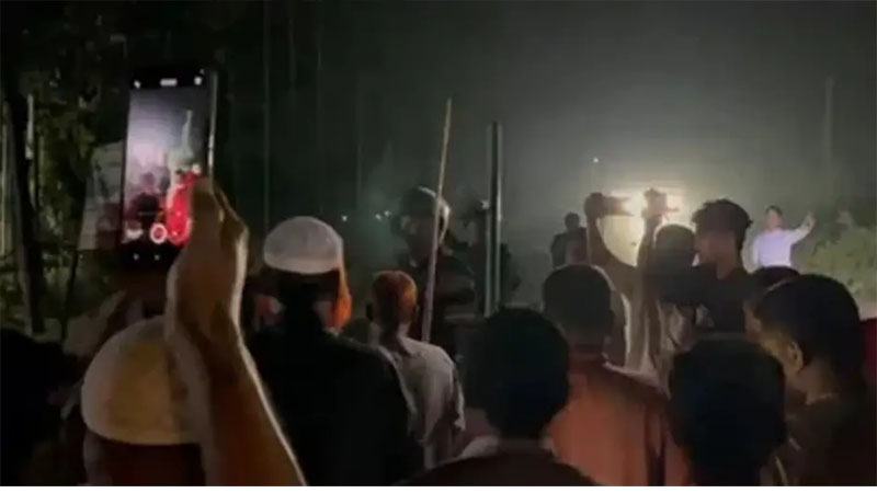 ঘাস কাটা নিয়ে টর্চ লাইট জ্বালিয়ে সংঘর্ষে আহত ১৫