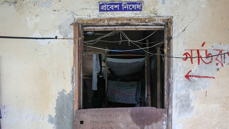 অস্বাস্থ্যকর আবাসনে ডেঙ্গু সংক্রমণের ঝুঁকিতে মাঠপর্যায়ের বেশিরভাগ পুলিশ সদস্য