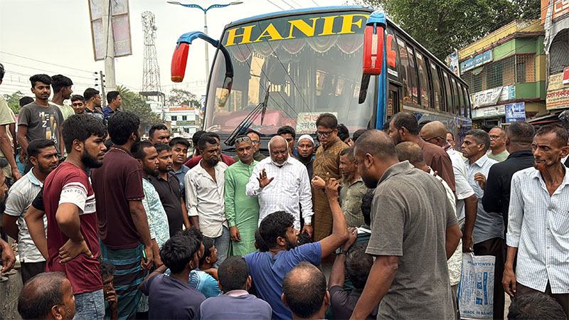 নওগাঁয় শ্রমিকদের দ্বন্দ্বে আন্তঃজেলা বাস-সিএনজি চলাচল বন্ধ