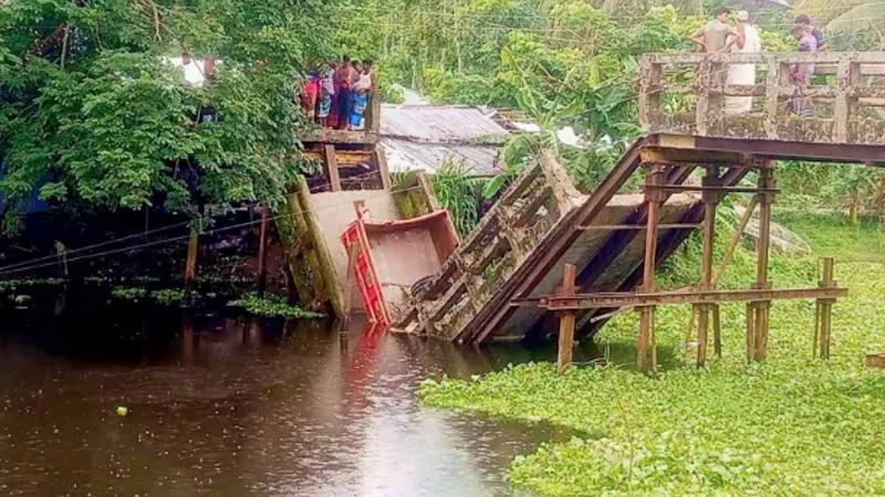 ভোলায় আয়রন ব্রিজ ভেঙে ট্রলিচালক নিহত