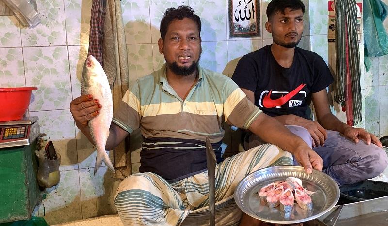 রাজশাহীতে বিক্রি হচ্ছে ‘টুকরো ইলিশ’, তবে দাম দ্বিগুণ