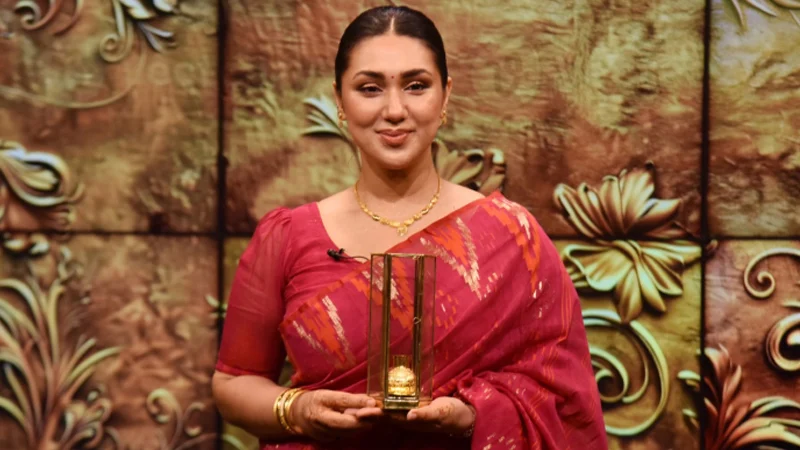 স্বর্ণের কলস উপহার পেলেন অপু বিশ্বাস