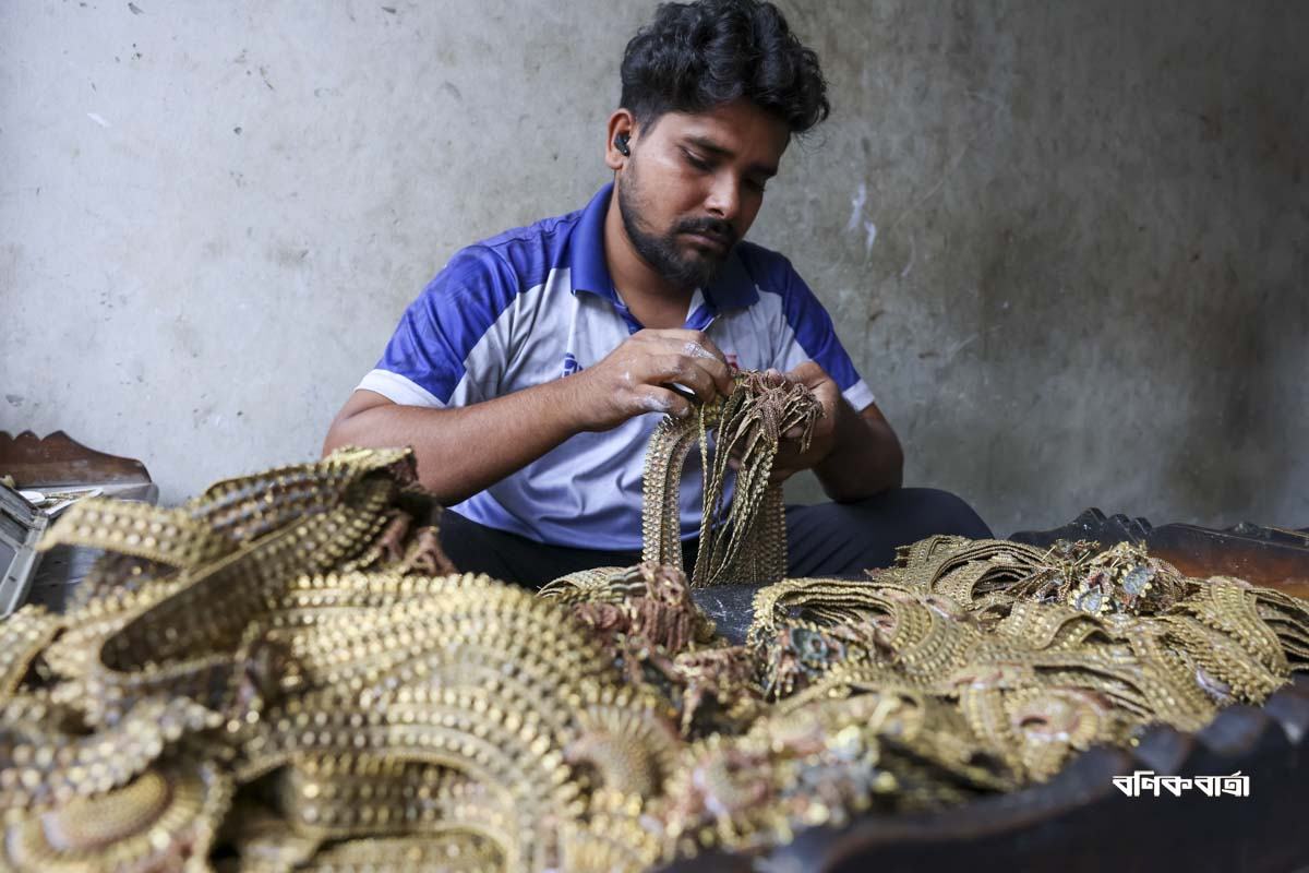 ভাকুর্তা গয়না গ্রামে...