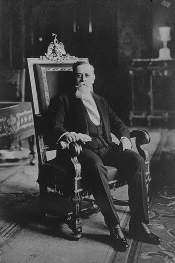 Venustiano_Carranza_en_la_silla_presidencial