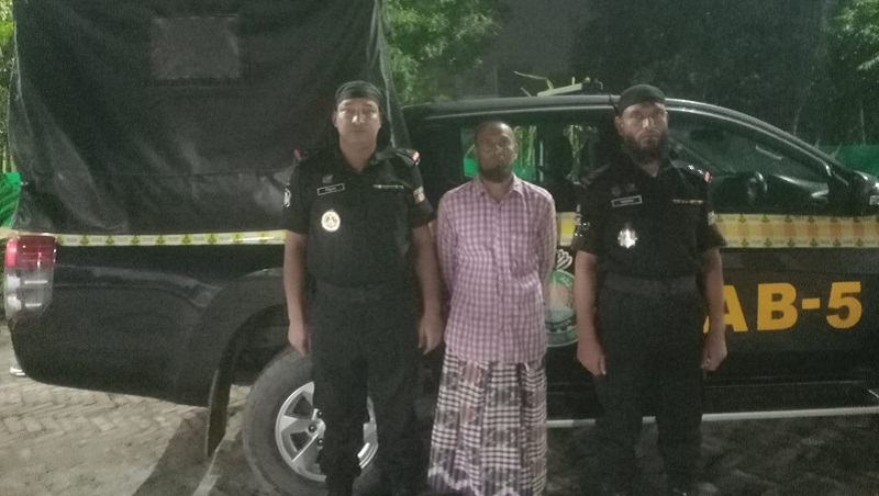 চাঁপাইনবাবগঞ্জে র‍্যাবের অভিযানে আগ্নেয়াস্ত্রসহ আটক ১