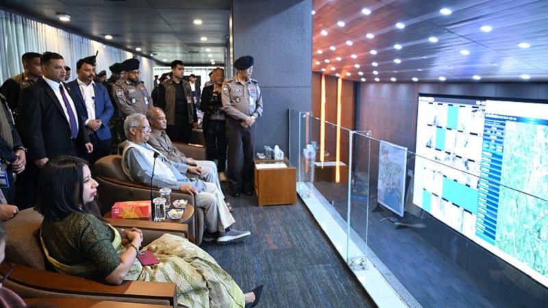 নিয়ন্ত্রণ কক্ষ থেকে প্রধান উপদেষ্টার সারা দেশের ভোটদান পর্যবেক্ষণ