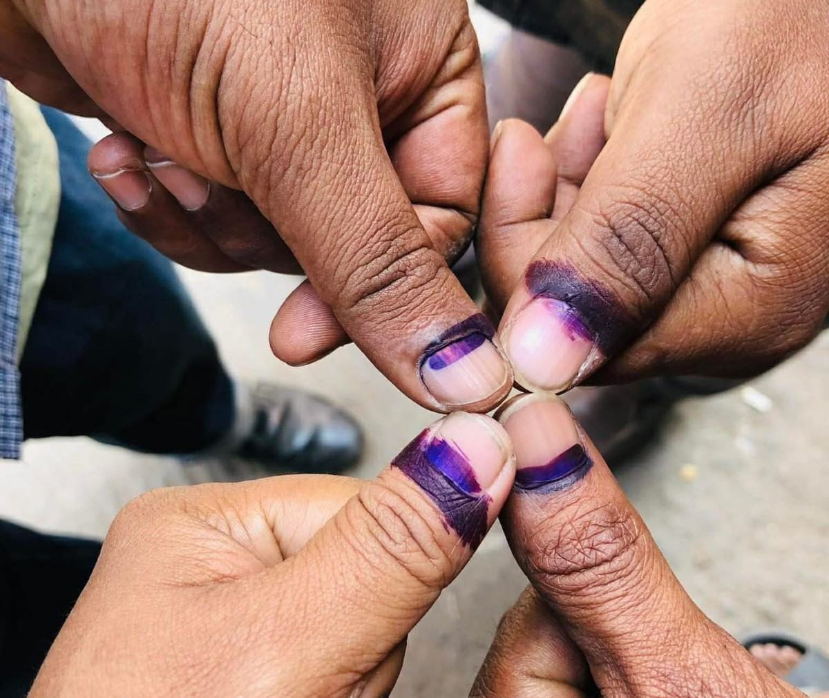 বুড়ো আঙুলের বেগুনি দাগ দেয়া শুরু হয়েছিল কবে, কোথায়?