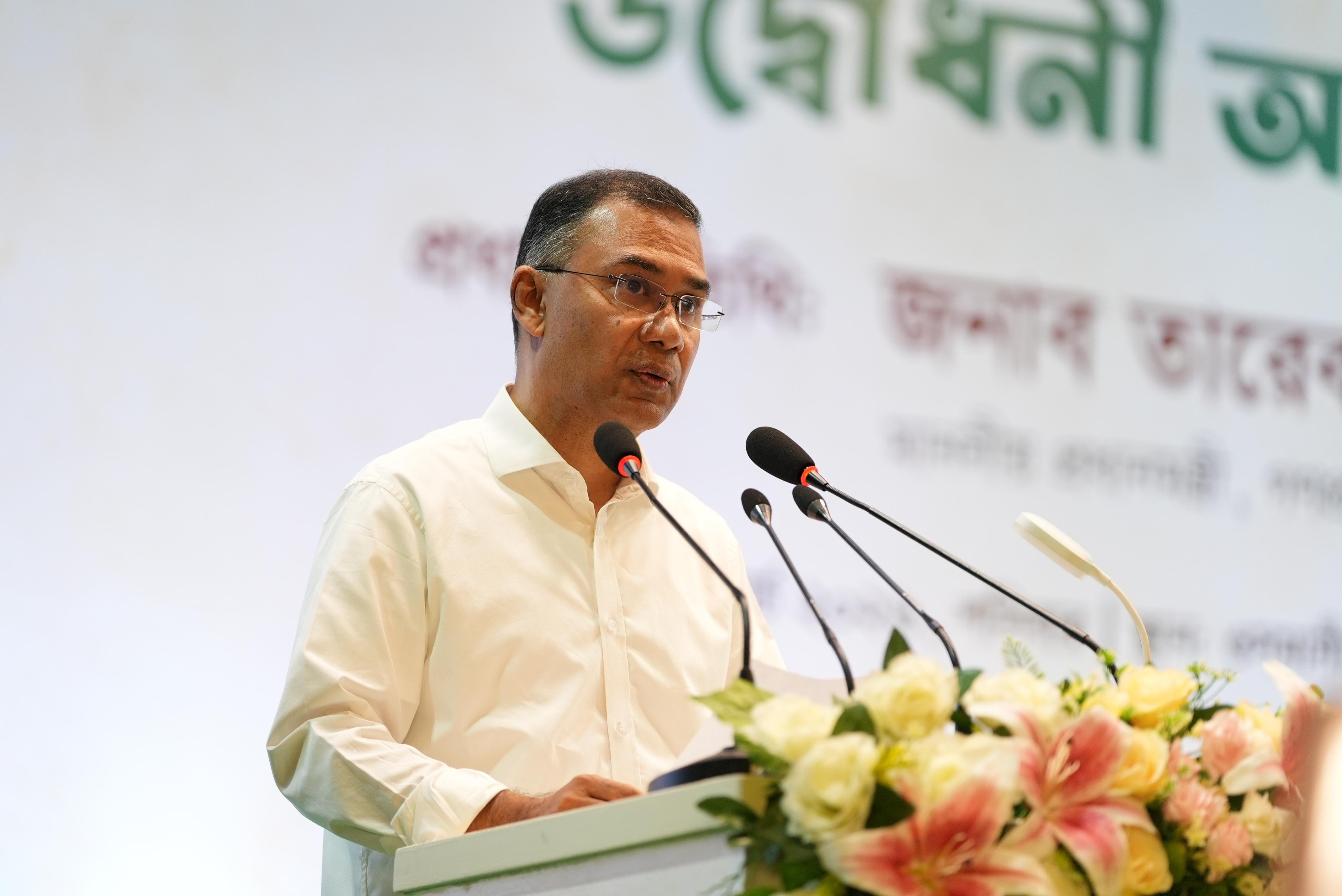 ইমাম-পুরোহিতদের হাতে সম্মানী ভাতা তুলে দিলেন প্রধানমন্ত্রী