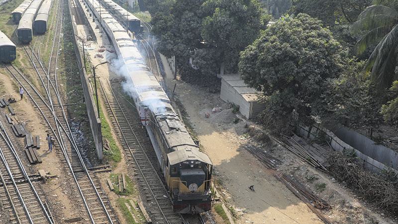 অসম্পূর্ণ যন্ত্রাংশে চলা ইঞ্জিনই বাড়াচ্ছে ট্রেন দুর্ঘটনার ঝুঁকি