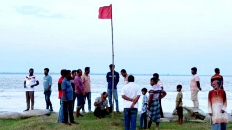 কুষ্টিয়ায় অবৈধ বালু উত্তোলন ঠেকাতে পদ্মাপারে লাল পতাকা