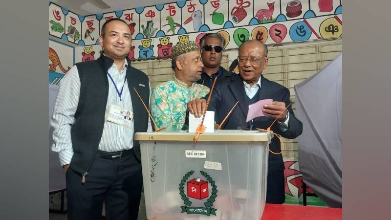 ভোট দিলেন বিএনপির প্রার্থী আবদুল আউয়াল মিন্টু