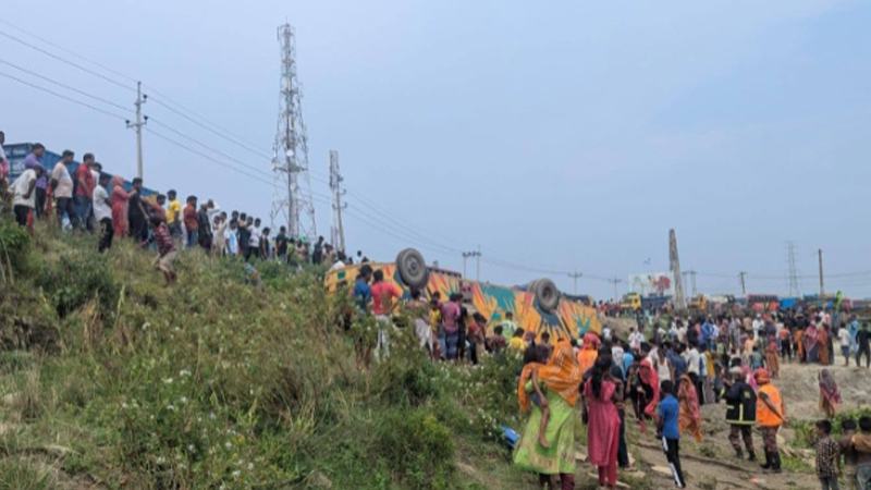 সরাইলে নিয়ন্ত্রণ হারিয়ে বাস খাদে, নিহত ৪