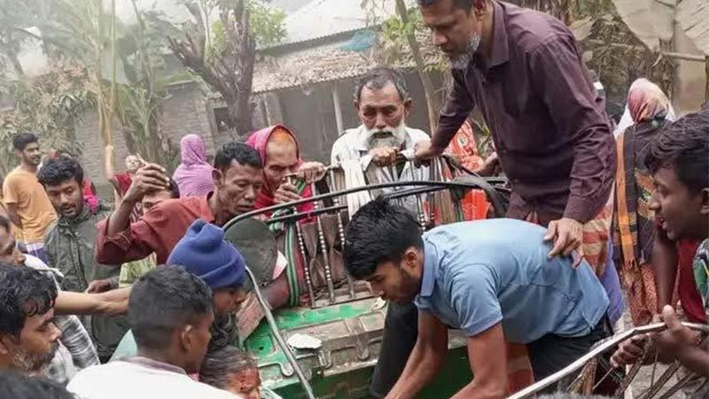 নাটোরে গরু বোঝাই নসিমন ও সিএনজির সংঘর্ষ, নিহত ৩