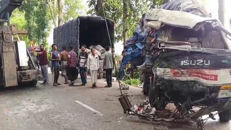 মাদারীপুরে ট্রাকের সঙ্গে সংঘর্ষ, সংবাদপত্রবাহী মিনি ট্রাকের চালক নিহত