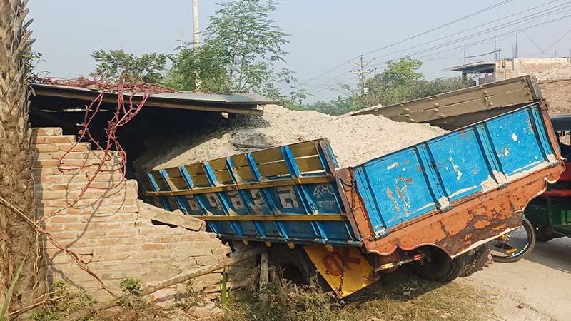 নাটোরে ট্রাক ও ইজিবাইকের সংঘর্ষে নিহত ৩