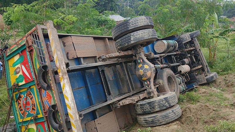 নোয়াখালীতে ফেরি করে ভাঙারি মোবাইল ফোন কিনতেন তারা
