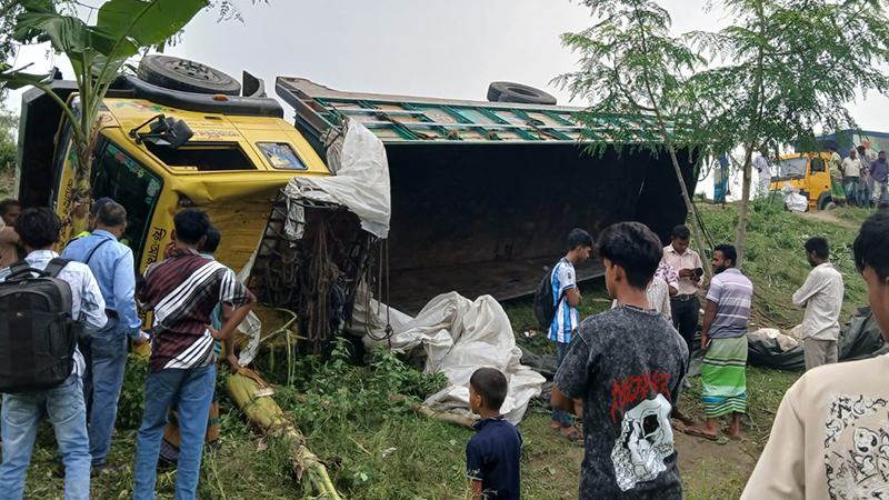 যমুনা সেতুর পূর্বপ্রান্তে রড বোঝাই ট্রাক উল্টে নিহত ১৫