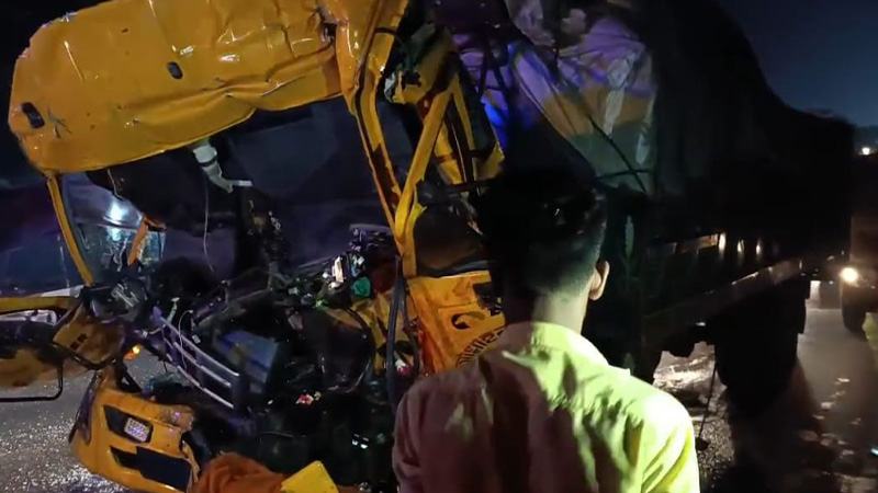 কাভার্ডভ্যানের পেছনে ধাক্কা, ট্রাকচালক নিহত