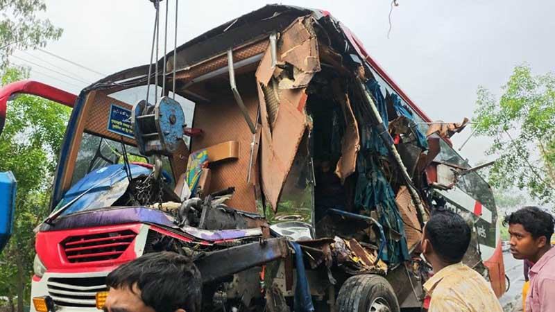 দাঁড়িয়ে থাকা ট্রাকে যাত্রীবাহী বাসের ধাক্কা, হেলপারসহ দুজন নিহত