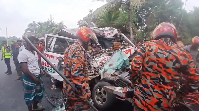 নগরকান্দায় বাস-অ্যাম্বুলেন্স সংঘর্ষে নিহত ৫