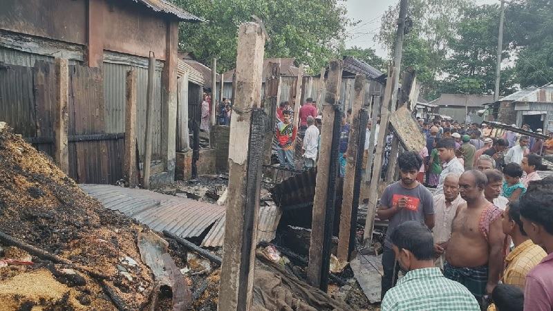 কুড়িগ্রামে কচাকাটা বাজারে আগুনে পুড়ল ৮ দোকান