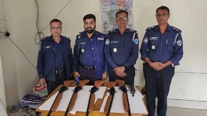 লক্ষ্মীপুরে কবরস্থানে মিলল প্যাকেট করা ছয়টি আগ্নেয়াস্ত্র