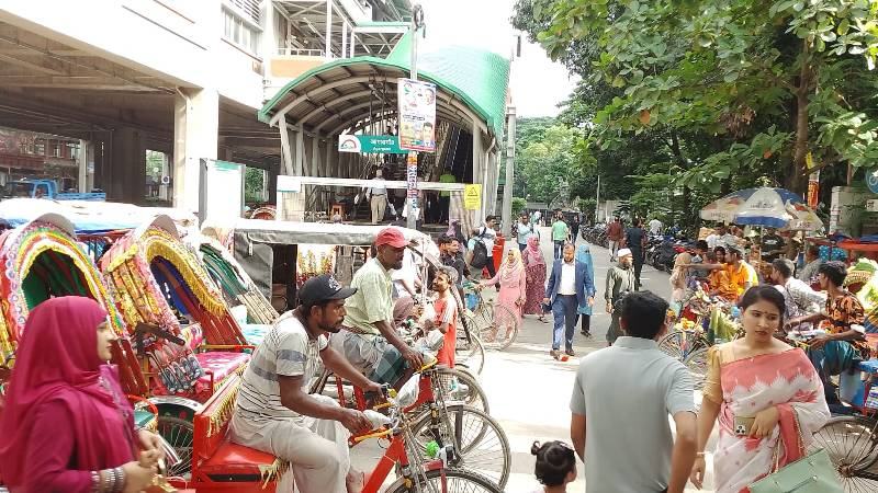 আগারগাঁও মেট্রো স্টেশন: প্রবেশ পথ ও সড়কের পুরোটাই অটোরিকশার দখলে