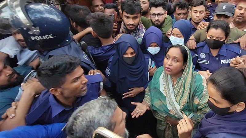 অভিযানের ৬ ঘণ্টা পর গ্রেফতার আইভী