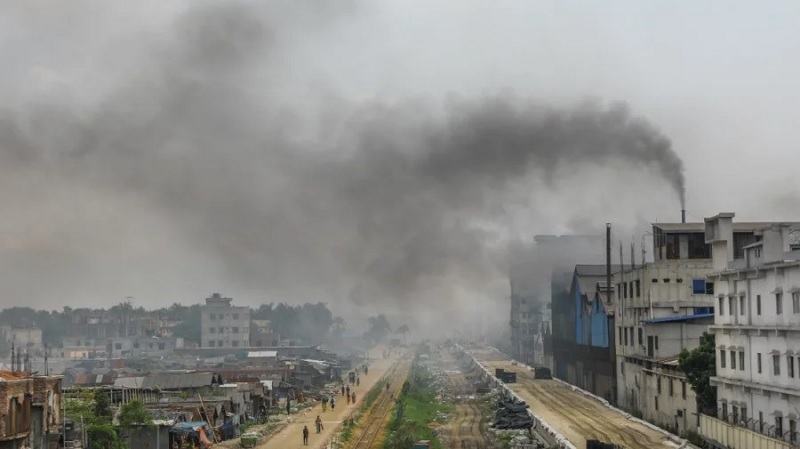 রাজধানীর বাতাস ‘খুবই অস্বাস্থ্যকর’, দূষিত শহরের তালিকায় তিন নম্বরে ঢাকা