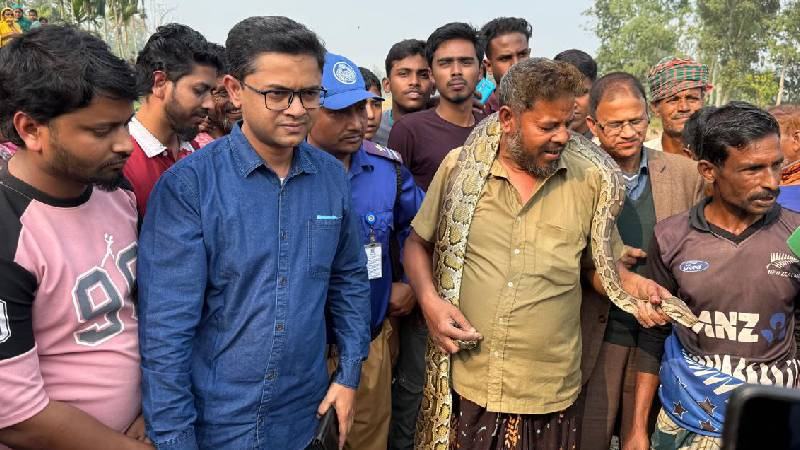 কুড়িগ্রামে ৯ ফুট লম্বা অজগর উদ্ধার, নিরাপদে বন বিভাগের কাছে হস্তান্তর