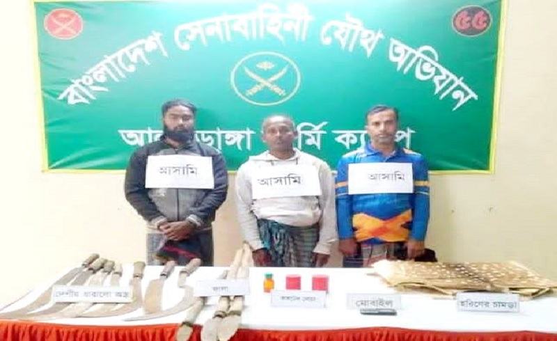 চুয়াডাঙ্গায় যৌথবাহিনীর অভিযানে অস্ত্র, ককটেল ও হরিণের চামড়াসহ আটক ৩