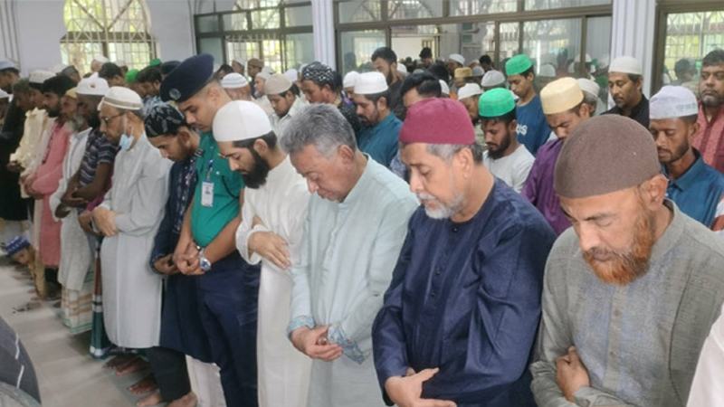 পারিবারিক মসজিদে ঈদের নামাজ আদায় করলেন অর্থমন্ত্রী