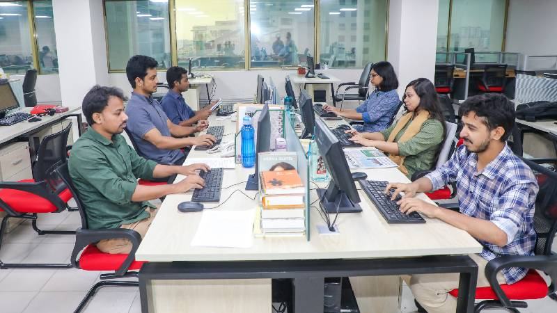 সহকর্মীর সঙ্গে সদ্ভাব: কর্মক্ষেত্রকে আনন্দময় ও কর্মমুখর করার উপায়
