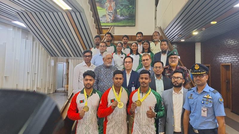 এশিয়া কাপ আর্চারিতে স্বর্ণজয়ী বাংলাদেশ দলকে বিমানবন্দরে সংবর্ধনা