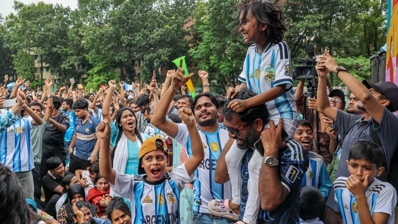 বিশ্বকাপ ফুটবল নিয়ে উন্মাদনা জীবনের বিনিময়ে নয়