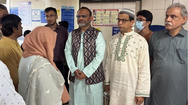 অধ্যাপক আরেফিন সিদ্দিককে দেখতে হাসপাতালে ঢাবি উপাচার্য