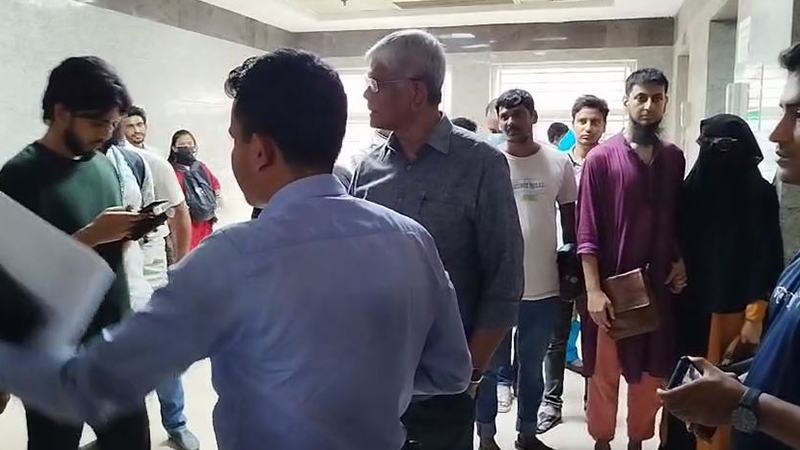 আহতদের দেখতে বার্ন ইনস্টিটিউটে অর্থ উপদেষ্টা