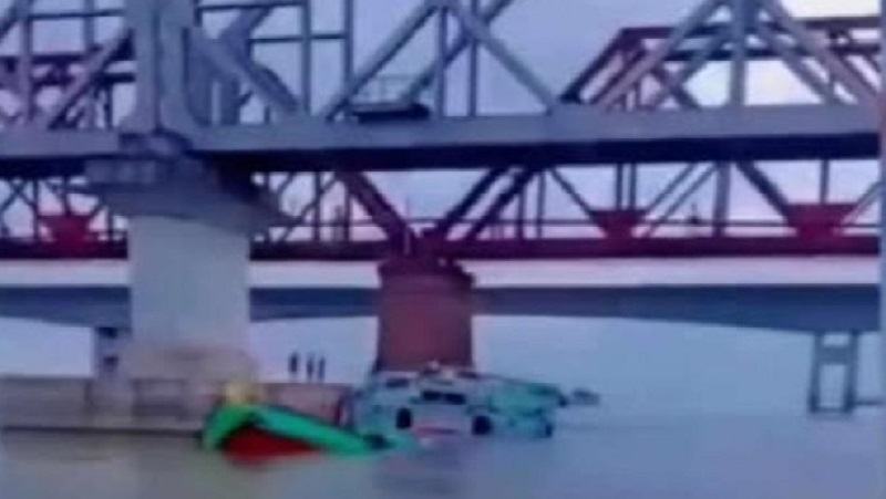 আশুগঞ্জে রেলসেতুর পিলারে ধাক্কা লেগে মেঘনায় বাল্কহেড ডুবে গেছে
