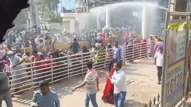 পাওনা শোধ ছাড়াই কারখানা বন্ধের প্রতিবাদে মহাসড়ক অবরোধ, পুলিশের জলকামান-টিয়ারশেল নিক্ষেপ