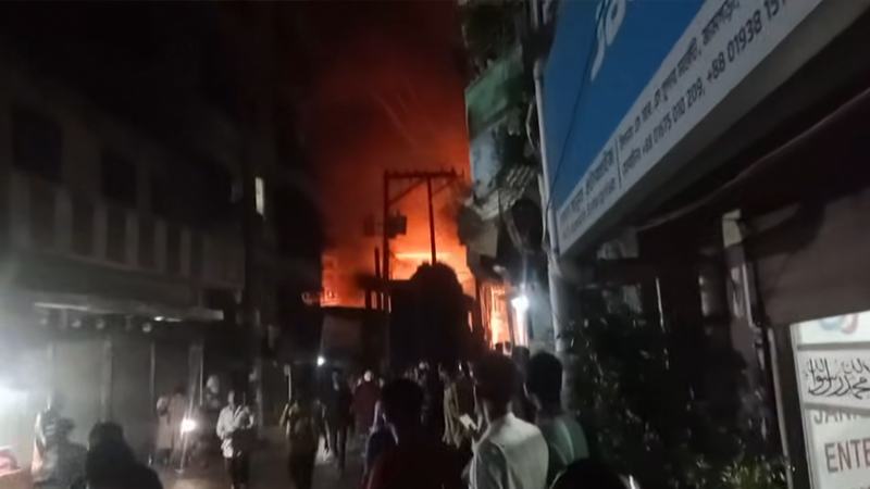 আশুলিয়ায় সিলিন্ডারবোঝাই লরিতে আগুন, নিয়ন্ত্রণে ফায়ার সার্ভিসের ৪ ইউনিট