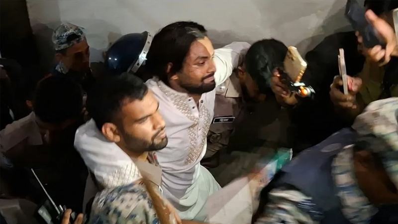 রবীন্দ্রনাথের দেয়ালচিত্র মুছে ফেলার চেষ্টা: আয়াশসহ দুইজন কারাগারে