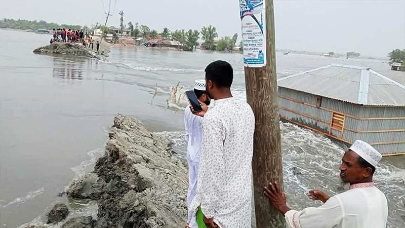 সাতক্ষীরায় বেড়িবাঁধ ভেঙে নদীগর্ভে, নিম্নাঞ্চল প্লাবিত