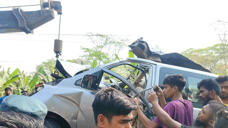 গৌরনদীতে বাস-মাইক্রোবাস সংঘর্ষে নিহত ২