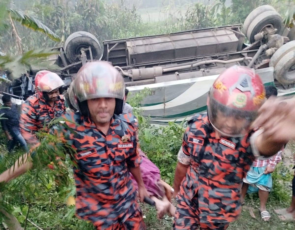 গৌরনদীতে নিয়ন্ত্রণ হারিয়ে বাস খাদে, নিহত ২