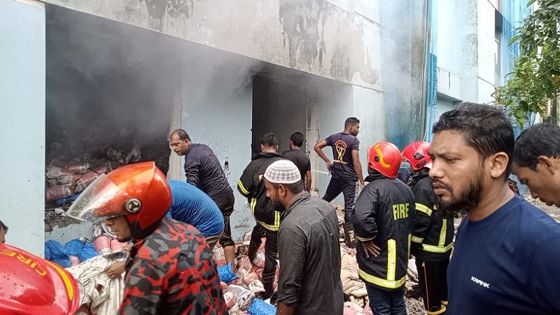 বরিশাল মেডিকেলের আগুন নিয়ন্ত্রণে, ১ রোগীর মৃত্যু