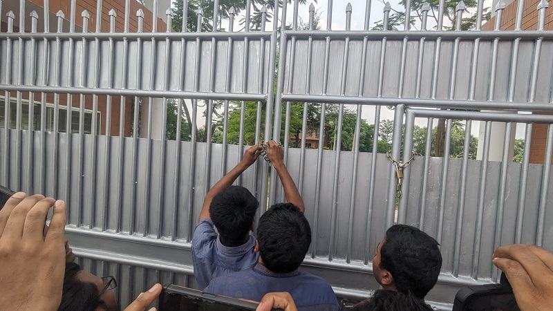 ববি উপাচার্যের অপসারণ চেয়ে এবার বাসভবনে তালা