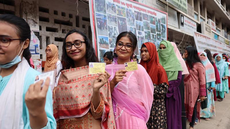 ছবিতে ডাকসু নির্বাচন : কেন্দ্রে কেন্দ্রে ভোটারদের লাইন